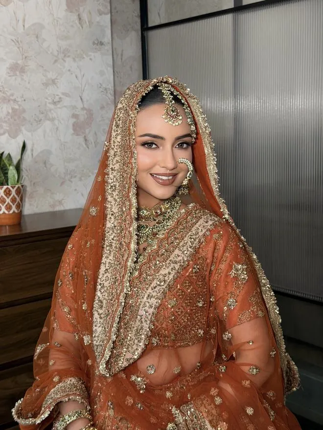 Bridal look in rust and gold