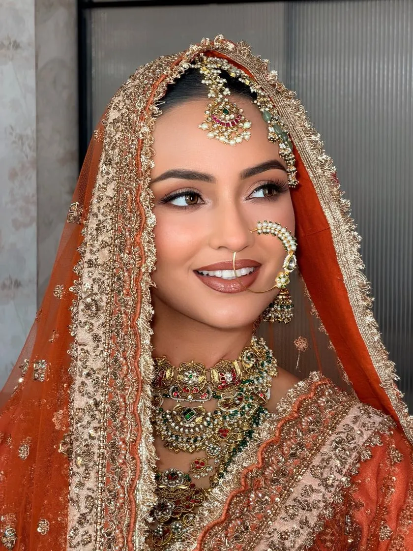 Bridal look with gold jewellery and luminous base
